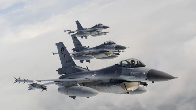 Nadzwyczajne spotkanie NATO na życzenie Turcji. Merkel reaguje na naloty